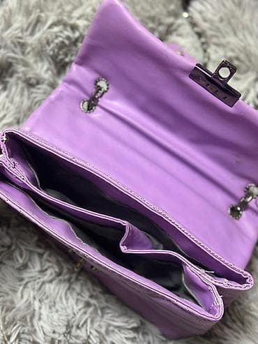 Çantalar: Bənövşəyi əl çantası. İşlənilib. İçinde azca kosmetika lekesi var — 2