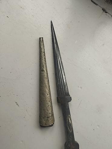 kohnə xalca alıram: Bu xəncər kəskin tiyəyə malikdir. Qara rəngli qulpu ilə rahat tutuş — 3