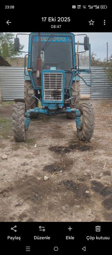 Bu, mavi rəngdə olan "Belarus" markalı bir traktordur. Kənd