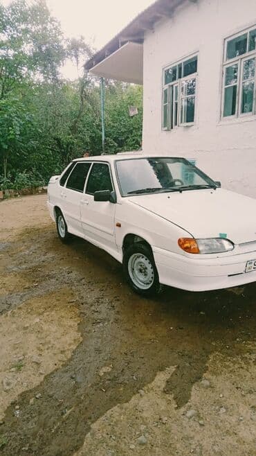 Bu, dörd qapılı, ağ rəngli Lada Samara sedanıdır. Avtomobil yığcam