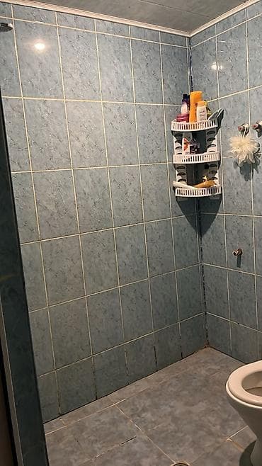 asan əmlak: •Hal hazrda evde 3 xanım var 1 xanım otaq Yoldașı axtarılır. •Ev — 3