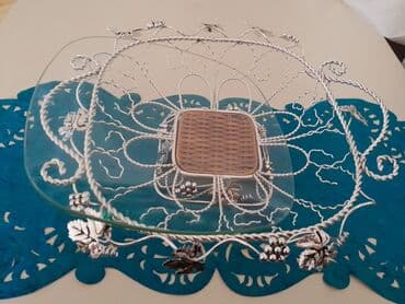 yastiq uzu: Gümüşü rəngli, bəzəkli metal meyvə səbəti. Səbətin mərkəzində hörülmüş — 4