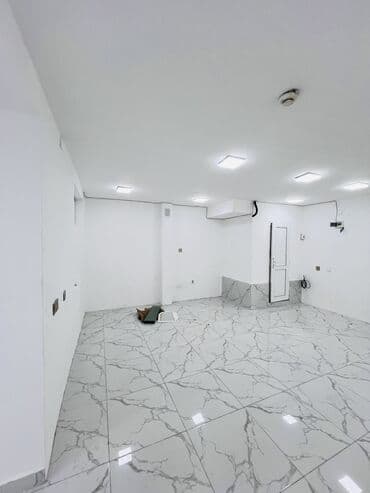 3D panellər: Obyekt icareye verlir Yol kənarın insanların gəlişli gedişli yerinde — 6