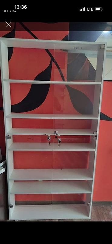 Şüşə qapılı vitrin rəf - Material: ağ rəngli korpus (MDF/LDSP tipli)