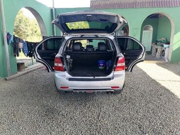 c class 240 mercedes: Kia Sorento, gümüşü rəng, 5 qapılı SUV. Əsas xüsusiyyətlər: - Güclü — 3