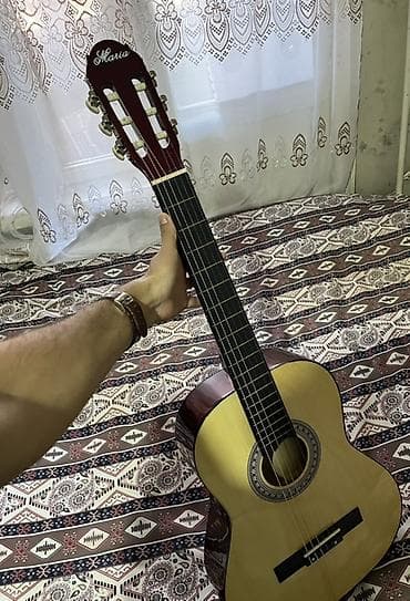 gitara sim: Maria markalı klassik gitara. Gitara ənənəvi klassik konstruksiyaya — 4