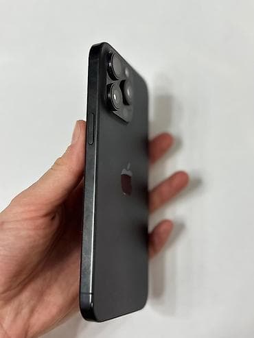 macbook pro 2017: IPhone 15 Pro Max, 256 GB, Qara, Simsiz şarj — 2