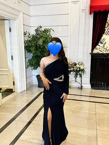 Zərif gecə/libas – qara rəngdə, bir çiyinli model. - Asimmetrik üst — 1