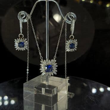 Dəstə daxildir: Sırğa, Sep, Boyunbağı, Gümüş