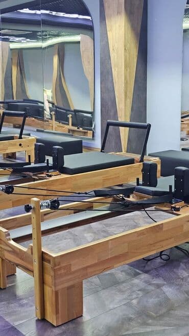 Maşınla barter var . Taxtadan hazırlanmış, qara oturacaqlı pilates