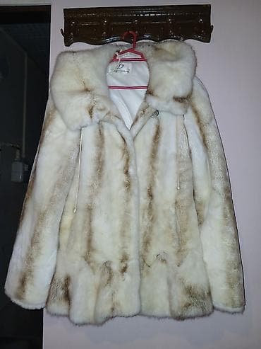 Ağ-qəhvəyi tonlarda xəz qadın palto - Model: qısa-kloş kəsimli, geniş — 3