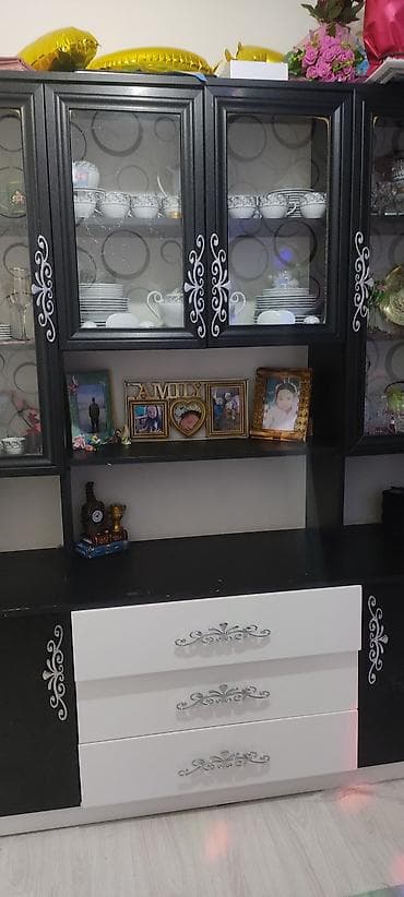 Qonaq otağı üçün vitrinalı bufet - Rəng: qara-ağ kombinasiyası - Üst