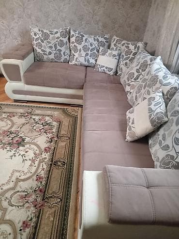 ugur mebel: 250 manata satılır. Bir tərəfi 2m 80sm Digər tərəfi 2m,açılan divandı — 1