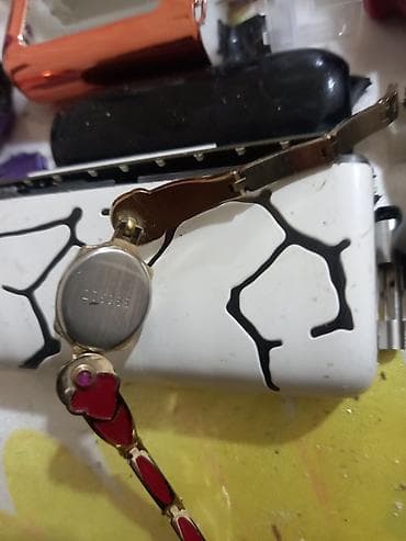 Qadın qol saatı – zərif bəzəkli model - Korpus və qolbaq: qızılı — 2