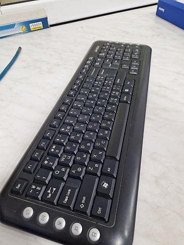 simsiz mikrafon: Logitech simsiz klaviatura və siçan dəsti və redmi siçanlar ayrıda — 4