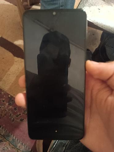 Smartfon – ön kamera üçün mərkəzdə damla tipli çıxıntısı olan tam