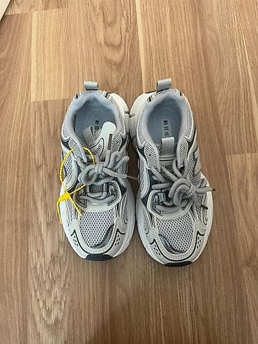 Səndəl və şəp-şüplər: Model: Boz-ağ rəng palitrasında idman ayaqqabısı Ölçü: 38 (dabanın — 2