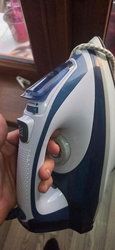 Sonifer buxarlı ütü Xüsusiyyətlər: - Buxar funksiyası və su çəni: üst