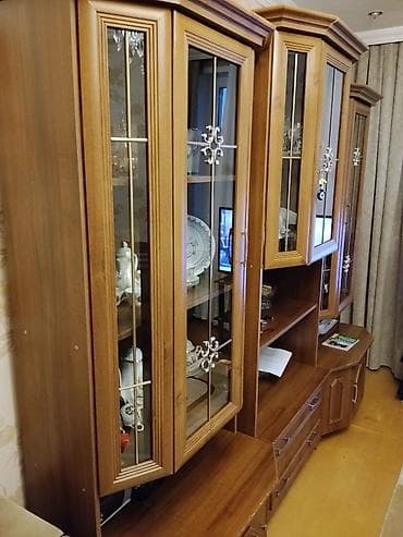 Klassik üslubda qonaq otağı üçün böyük vitrinli divan mebeli dəsti. -