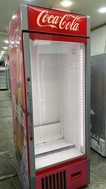 Coca‑Cola brendli vitrin tipli içki soyuducusu - Şüşə qabaqlı, tək