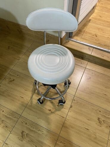 taxt doşəkləri qiymeti: Təkərli iş stulu - Rəng: açıq krem/ağ - Material: yumşaq süni dəri — 1