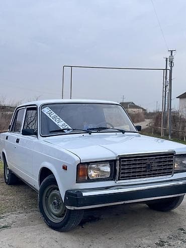 mercedes vito 7 1: VAZ 2107 sedan, ağ rəng. - Klassik kuzov dizaynı, xrom radiator — 1