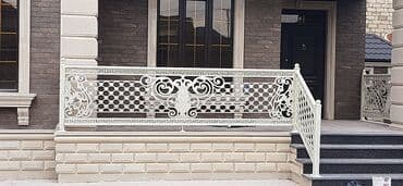 demir pillekenler: Müxtəlif dizaynda alüminium məhəccərlər təklif olunur. Ağ rəngli — 1