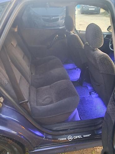 opelər: Opel sedan, 5 oturacaqlı salon. Mexaniki sürət qutusu (5 pillə). Qarşı — 3