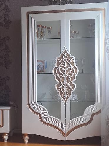 Vitri̇n dolabı – klassik üslub - Rəng: ağ və qızılı detallı -