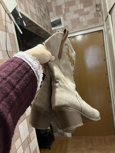 Tərliklər: Qadın kovboy üslubunda çəkmələr - Rəng: açıq bej/taupe - Material — 2