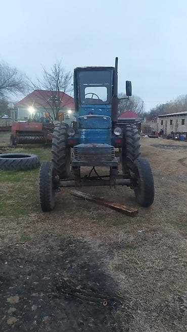 Mavi rəngli təkərli kənd təsərrüfatı traktoru. Xüsusiyyətlər: - Kənd