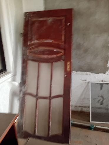 Qapılar və aksessuarlar: Taxta otaq qapısı, şüşəli dekorativ dizaynla. Qapının üst hissəsində — 2