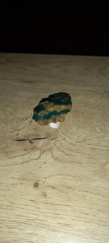 dekor daşı: Mineral nümunəsi – təbii yaşıl-mavi kristalli damarları olan qəhvəyi — 2