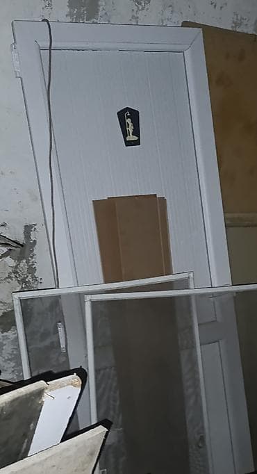 seyfi qapi: Plastik qapı. *Iceri,sola acilir.Sekildeki lekeler asanliqla gedir — 1