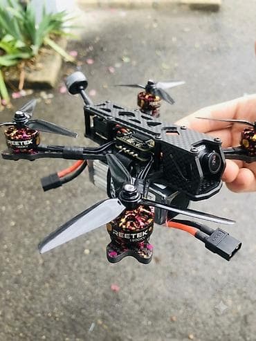 kamera monitörü: FPV yarış/çəki dronu – karbon lifli korpus və 2.5–3” üçpərlikli — 2