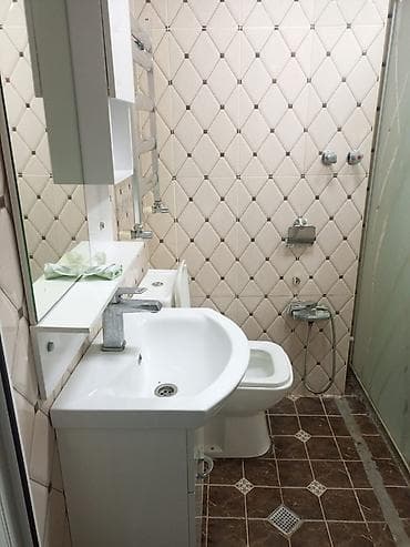 ev ucuz: Kirayə verilir – tam mebelli 2 otaqlı mənzil - Geniş qonaq otağı — 9