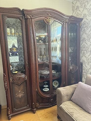 Klassik üslubda dəst vitrin və bufet - Material: tünd qoz rəngli ağac
