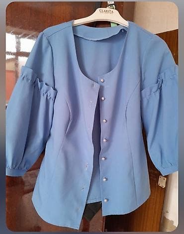 Mavi qadın köynəyi/bluz. - Model: düyməli, ön hissədə incə mirvari