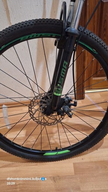 ktm velosipēdi: ISMA markalı, qara rəngli, yaşıl detalları olan dağ velosipedi — 6