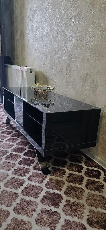 korpu kran: Düz TV altlığı, Polkalı, Laminat — 1