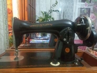 Mexanik tikiş maşını – klassik model, taxta əsaslı. Xüsusiyyətlər: -
