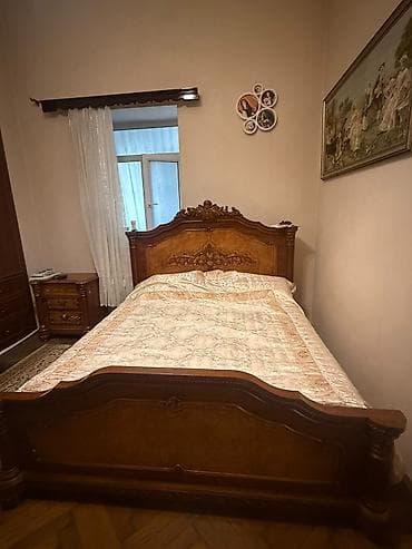 Klassik üslubda massiv taxtadan hazırlanmış iki nəfərlik çarpayı. -