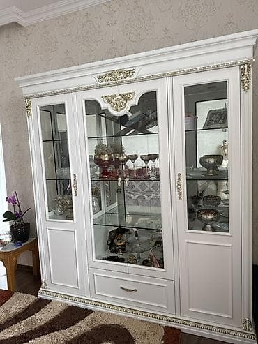 dolabları: Klassik üslublu vitrin-bufet - Rəng: ağ, qızılı dekorativ naxış və — 3