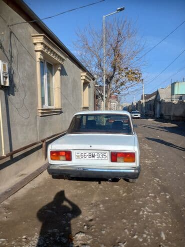 vaz 02: VAZ 2107, ağ rəng, sedan kuzov. Texniki xüsusiyyətlər: - Benzinlə — 2