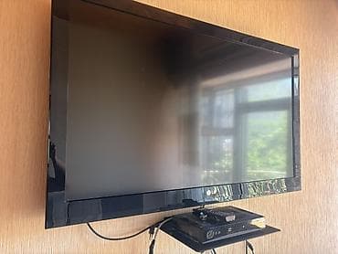 LG LED televizor, divara montaj olunub. Geniş ekranlı (təxminən 40–42