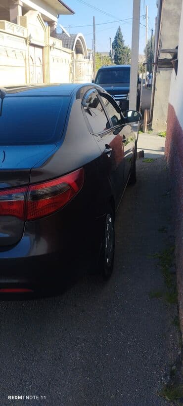 maşın 09: Kia Rio sedan - Korpus: 4 qapılı sedan, tünd qəhvəyi rəng - Kuzov — 4