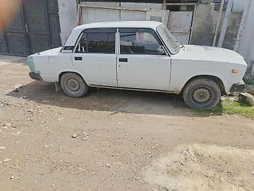 var 2107: VAZ 2107, ağ rəng, sedan gövdə. Mexaniki sürətlər qutusu — 2