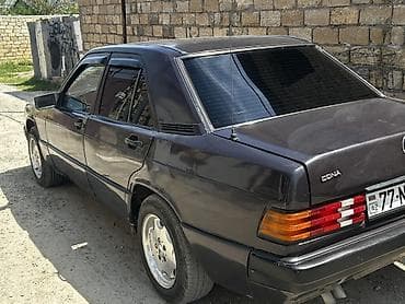 Mercedes-Benz 190: 2 l | 1992 il Sedan