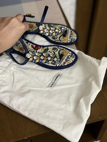 basanoşkalar 2023: Dolce & Gabbana qadın sandal - Model: nazik kəmərli barmaqarası — 2