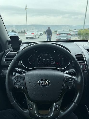 kia fara: Ağ rəngli şəhər-krossover/SUV Xarici: - Ağ kuzov, qara elementlərlə — 7